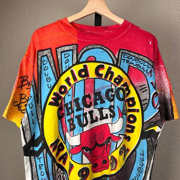 Chicago Bulls 1992 Magic Johnson AOP Back To Back Champions Large Tee - Picture 2 of 4